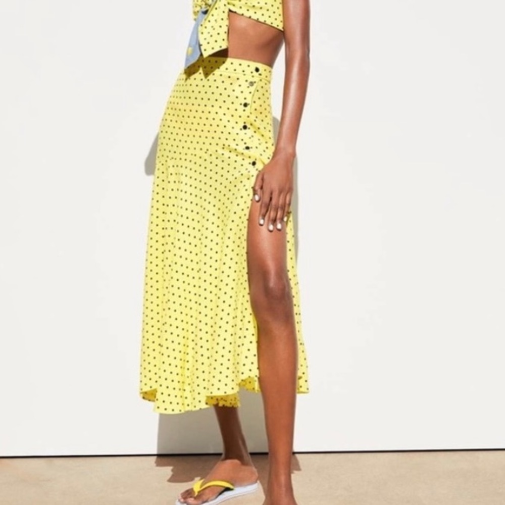 ZARA BLOGGER FAVE yellow skirt with polka dots slit in skirt with buttons